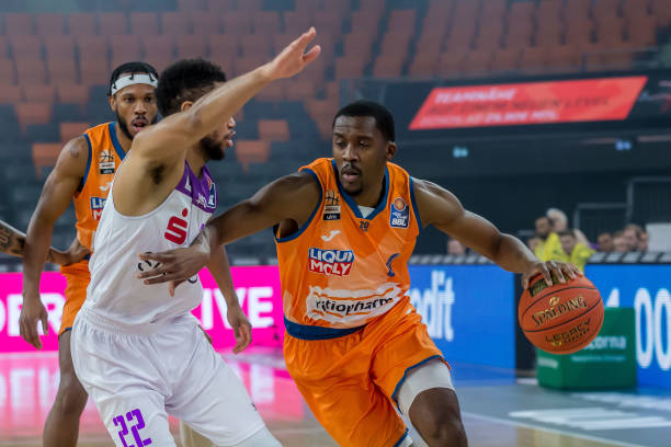 在希罗持球 在希罗持球